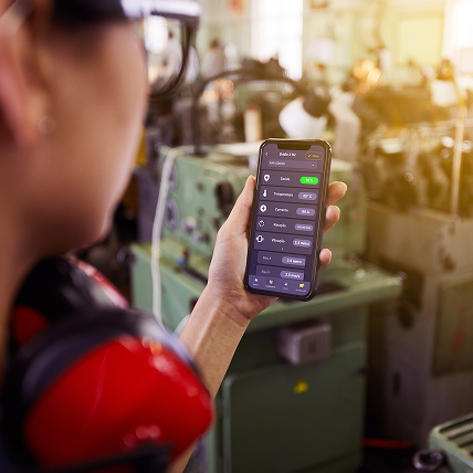 imagem de trabalhadora na fábrica fazendo inspeção na plataforma mobile